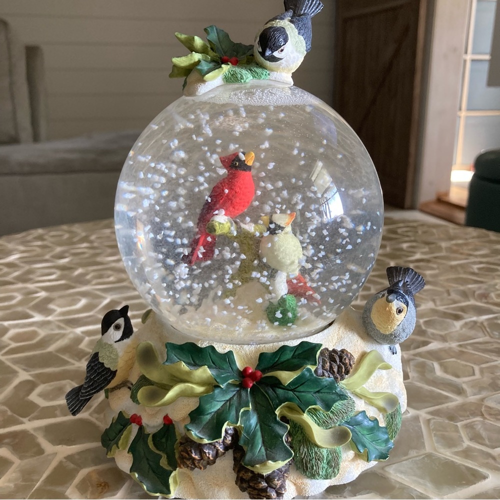 SOLD! Lenox ‘Winter Greetings’ Music Box Snow Globe - Picture 3 of 8